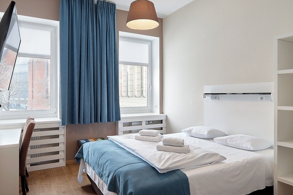 Dobbeltrom | Skrivebord, skrivebord for bærbar PC og blendingsgardiner