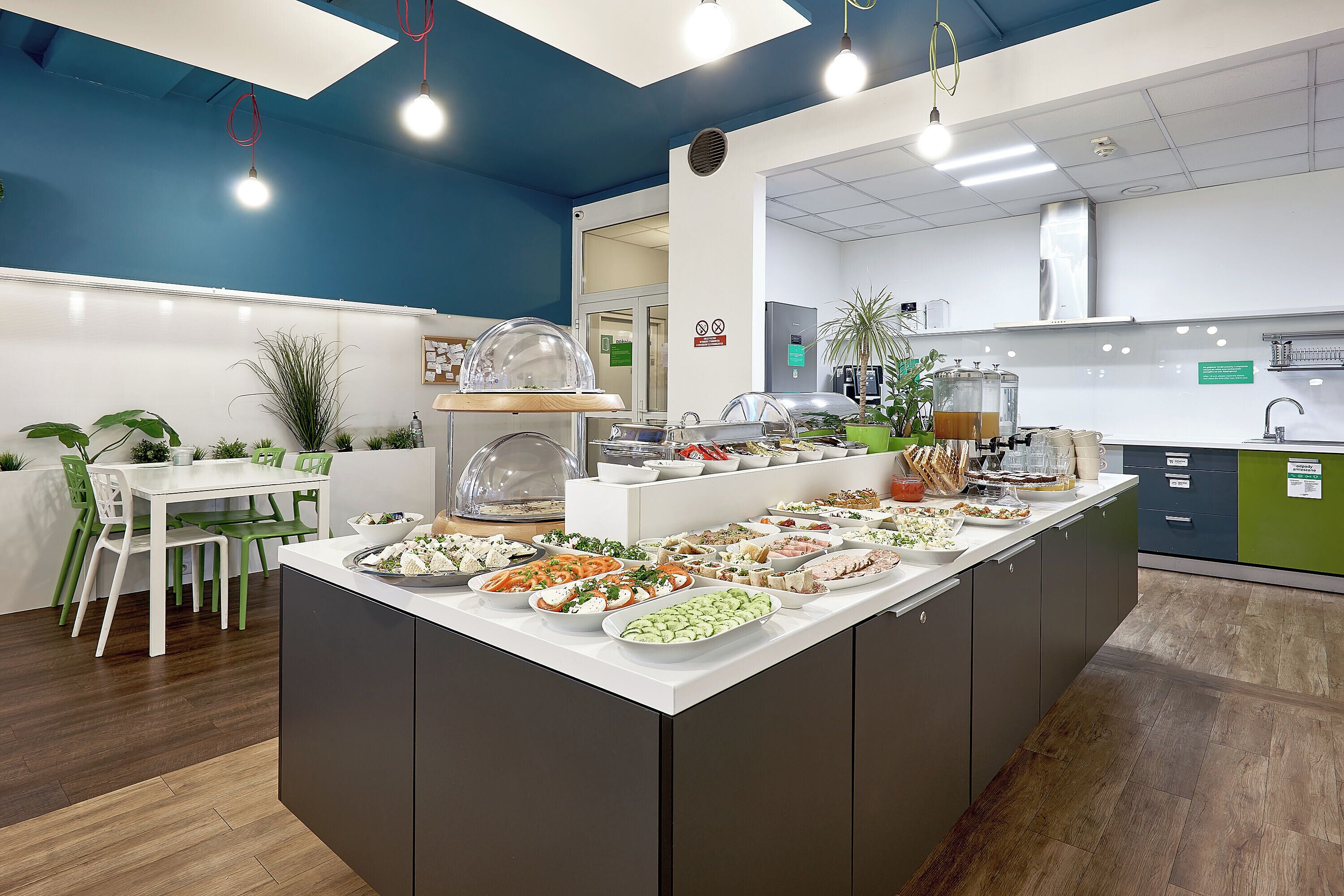 daily buffet breakfast (pln 50 per person)