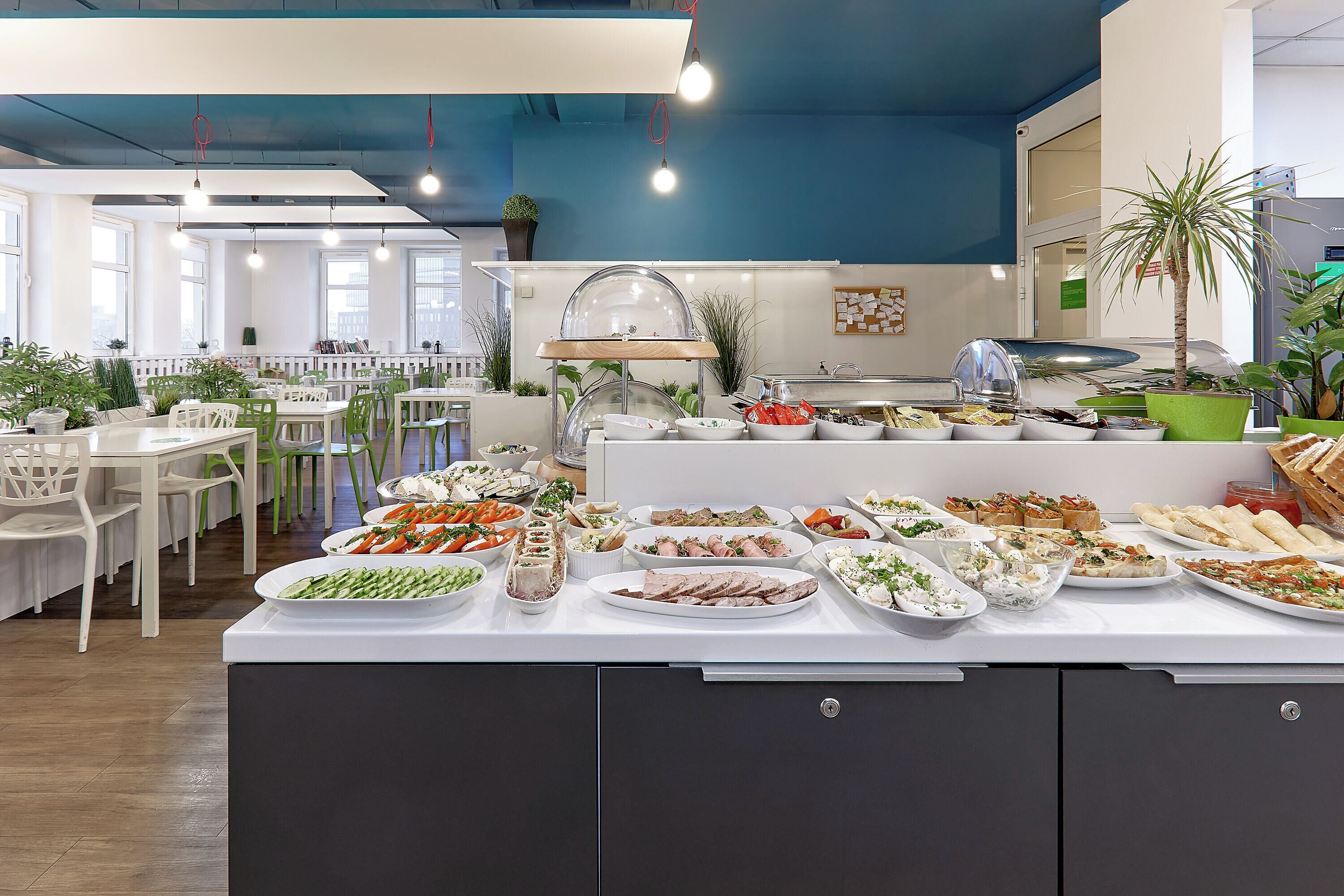 daily buffet breakfast (pln 50 per person)