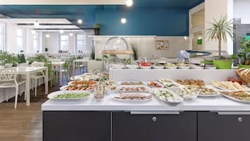 Tägliches Frühstücksbuffet (50 PLN pro Person)