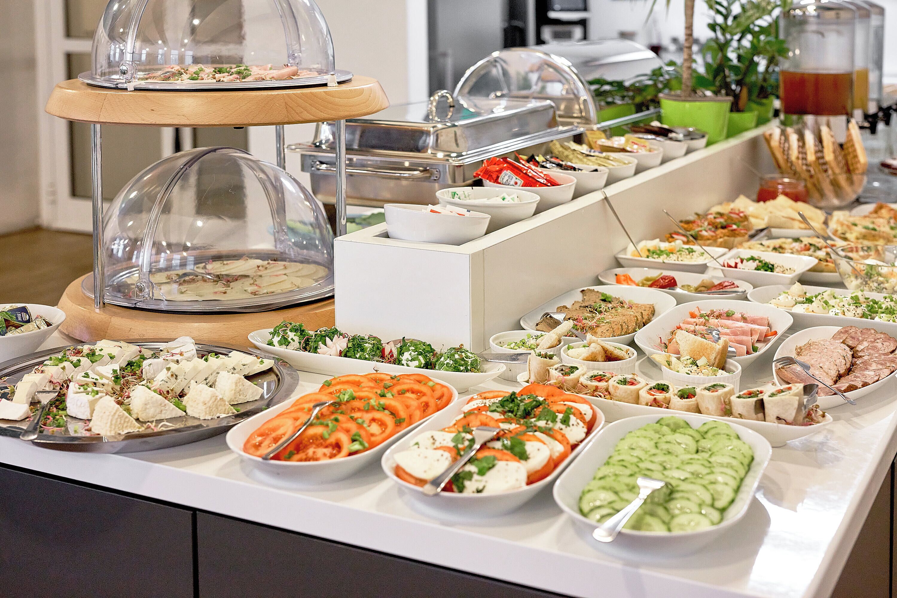 daily buffet breakfast (pln 50 per person)