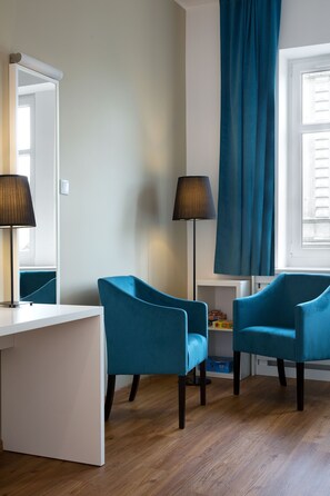 Kamar Keluarga | Meja kerja, ruang kerja ramah laptop, dan tirai kedap cahaya