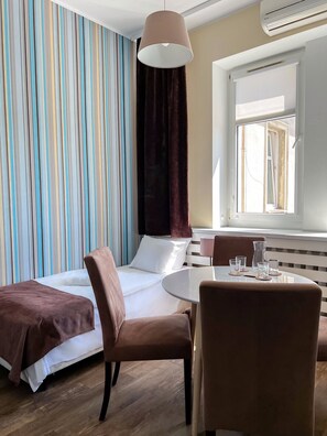 Meja kerja, ruang kerja ramah laptop, dan tirai kedap cahaya