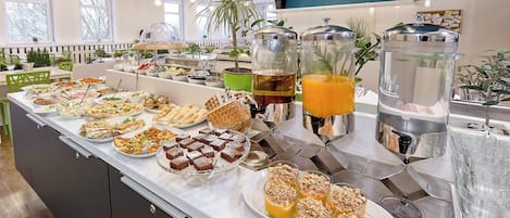 Sarapan prasmanan setiap hari (PLN 50 per orang)