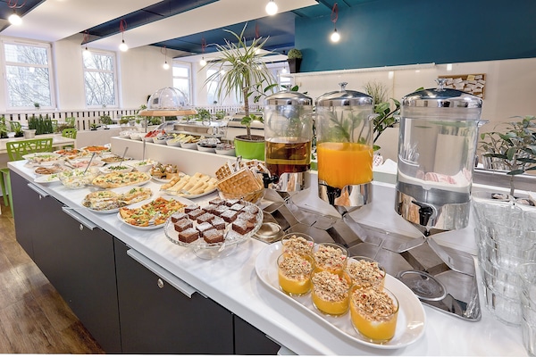 Daily buffet breakfast (PLN 50 per person)