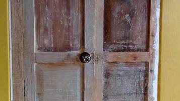 32-inch Smart TV with cable channels, TV, iPod dock