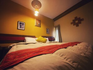 Edredón, cortinas blackout, wifi gratis y ropa de cama 