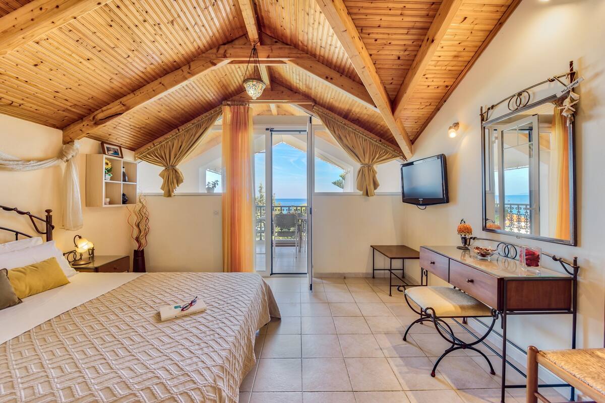 Suite | In-room safe, soundproofing, iron/ironing board, cribs (free)