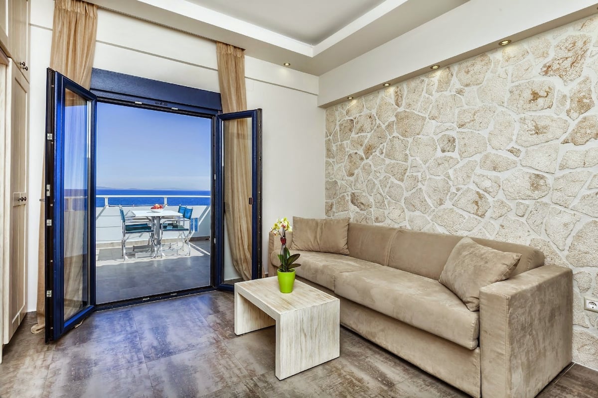 Deluxe Apartment, Non Smoking, Sea View (Panoramic) | Living room