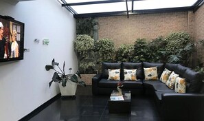 32-inch TV with cable channels - Hotel Salitre Real (Bogotá)