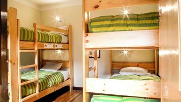 Dormitório compartilhado clássico, banheiro privativo (4 pax) | Edredons de pluma, roupa de cama