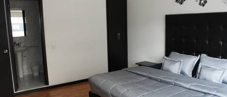 Standaard tweepersoonskamer, 1 slaapkamer | Een minibar, verduisterende gordijnen, een strijkplank/strijkijzer