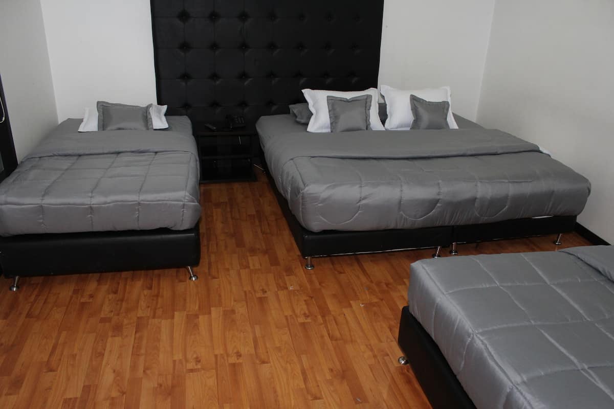 Habitación cuádruple estándar | Minibar, cortinas blackout, tabla de planchar con plancha y camas extra