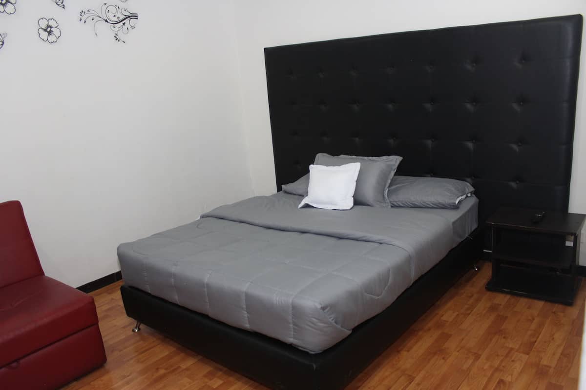 Minibar, cortinas blackout, tabla de planchar con plancha y camas extra