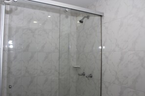 Dusche im Bad