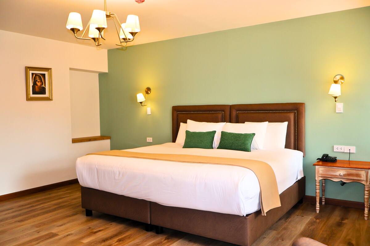 Deluxe-Doppelzimmer | Zimmersafe, Schreibtisch, kostenloses WLAN, Bettwäsche