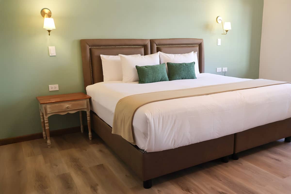 Dobbeltrom – superior | Safe på rommet, skrivebord, wi-fi (inkludert) og sengetøy