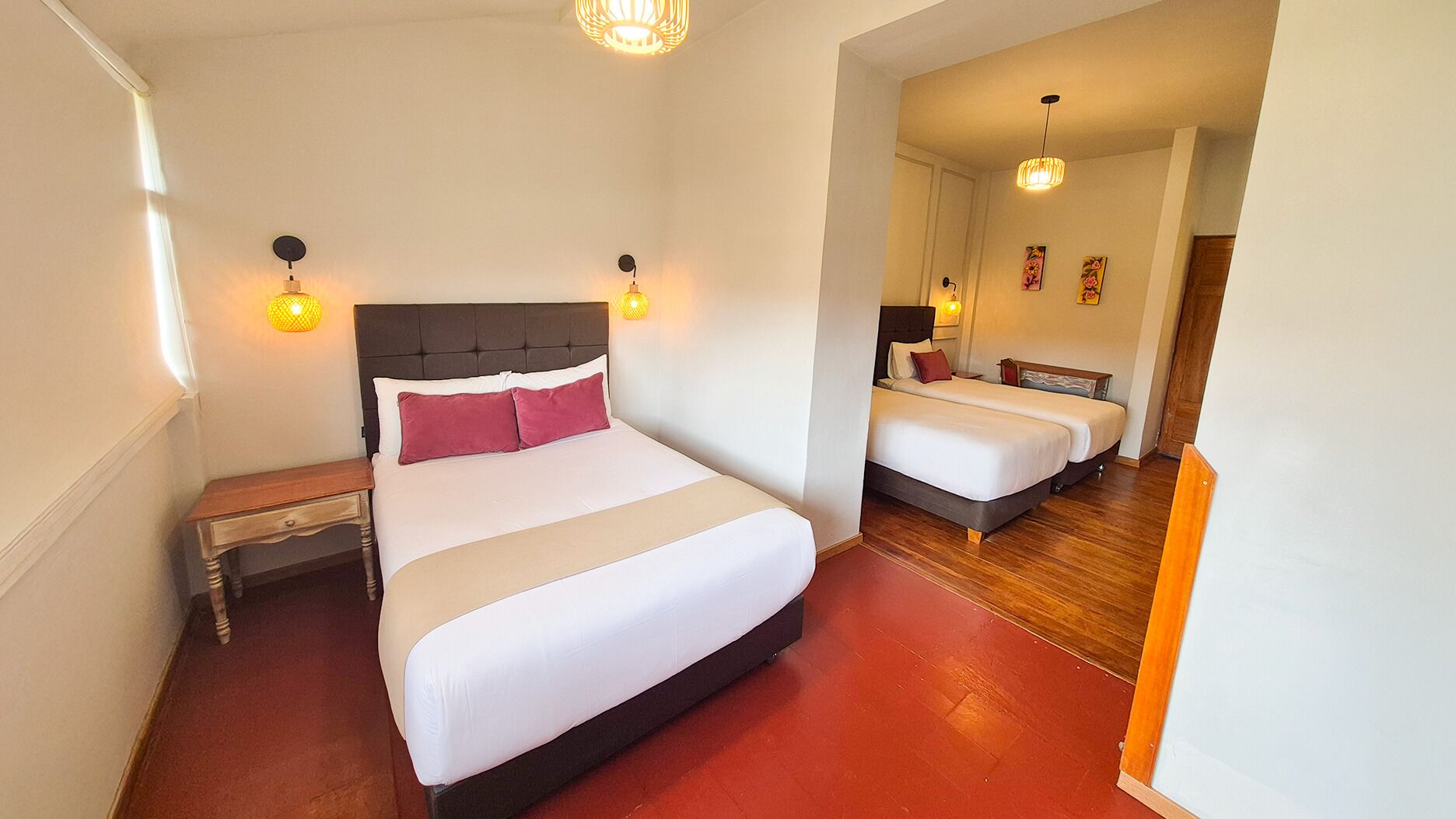 Habitación triple superior | Caja fuerte, escritorio, wifi gratis y ropa de cama