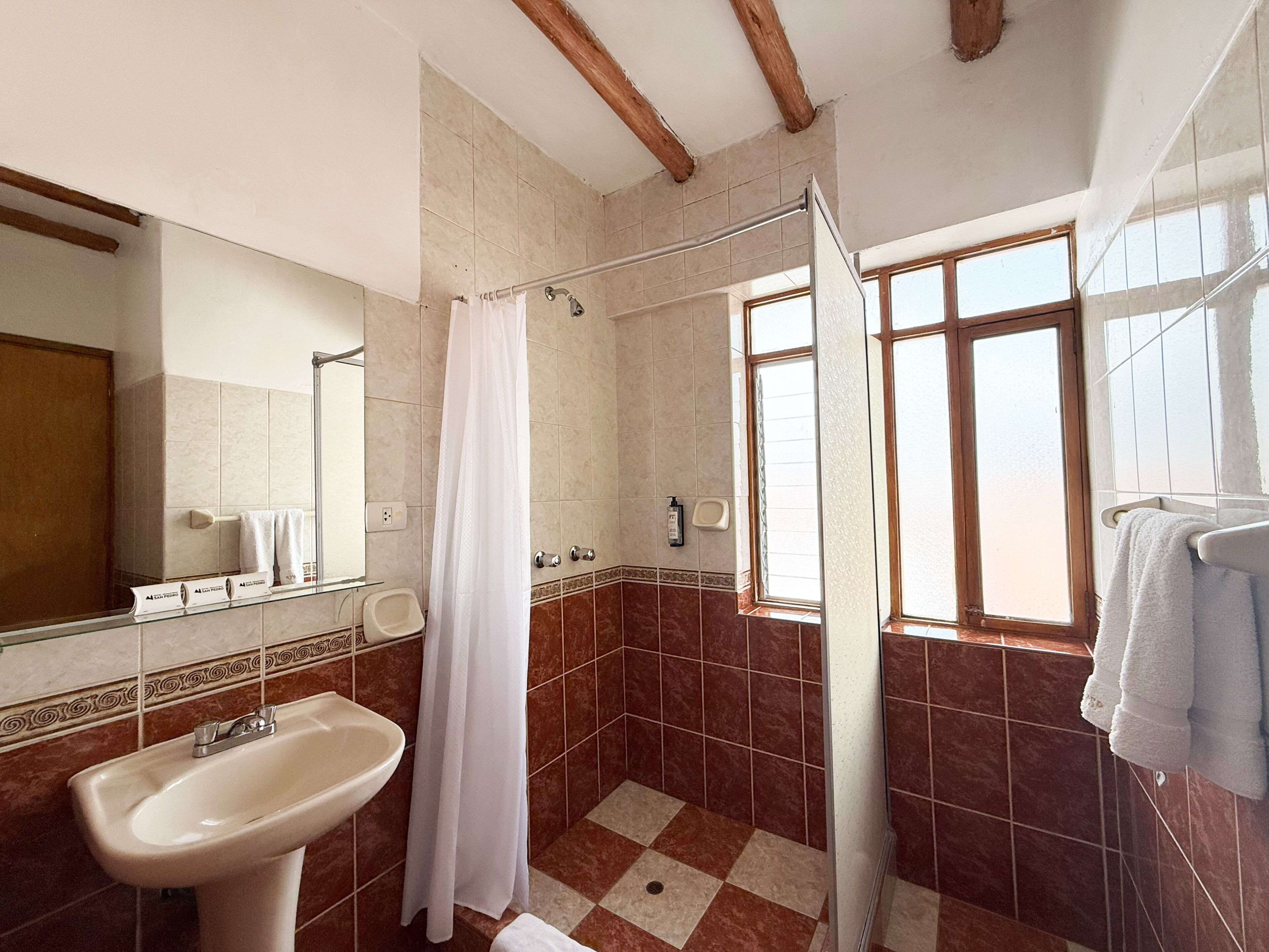 Standard-Dreibettzimmer | Badezimmer | Dusche, kostenlose Toilettenartikel, Haartrockner, Handtücher