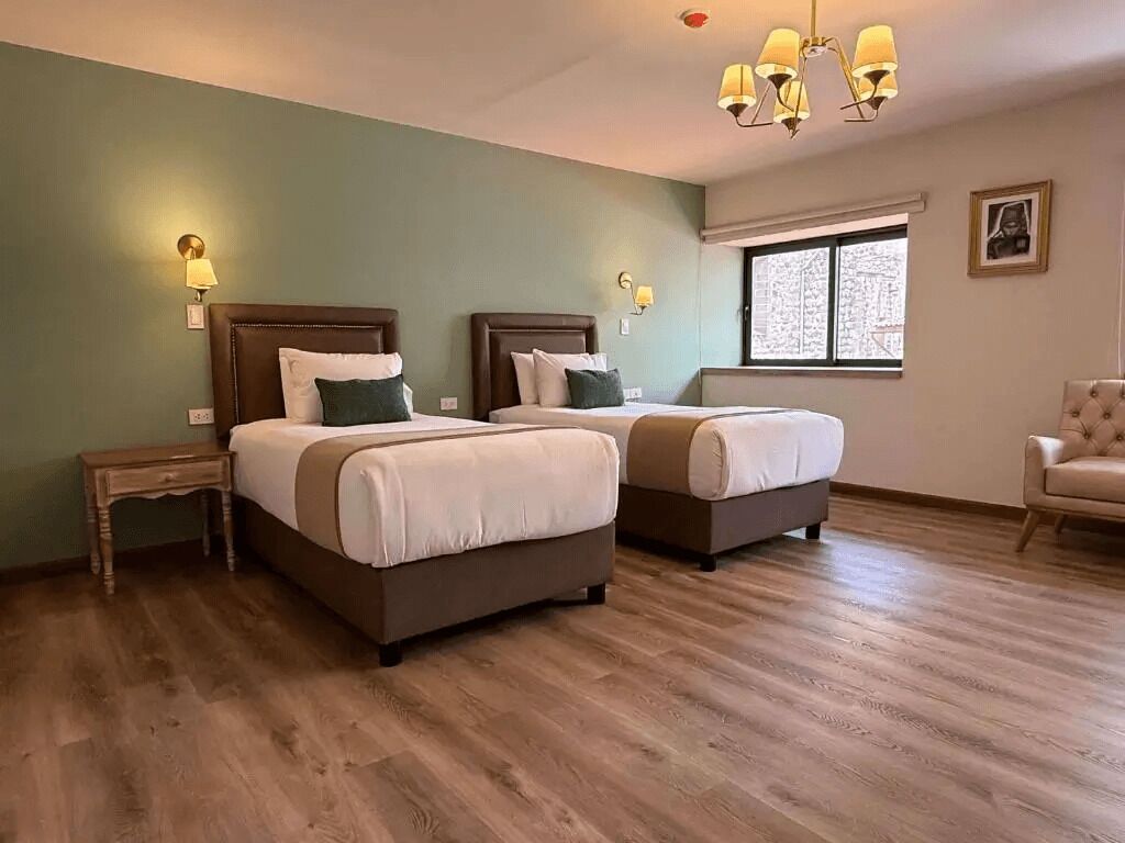 Camera Deluxe con 2 letti singoli | Una cassaforte in camera, una scrivania, Wi-Fi gratuito, lenzuola