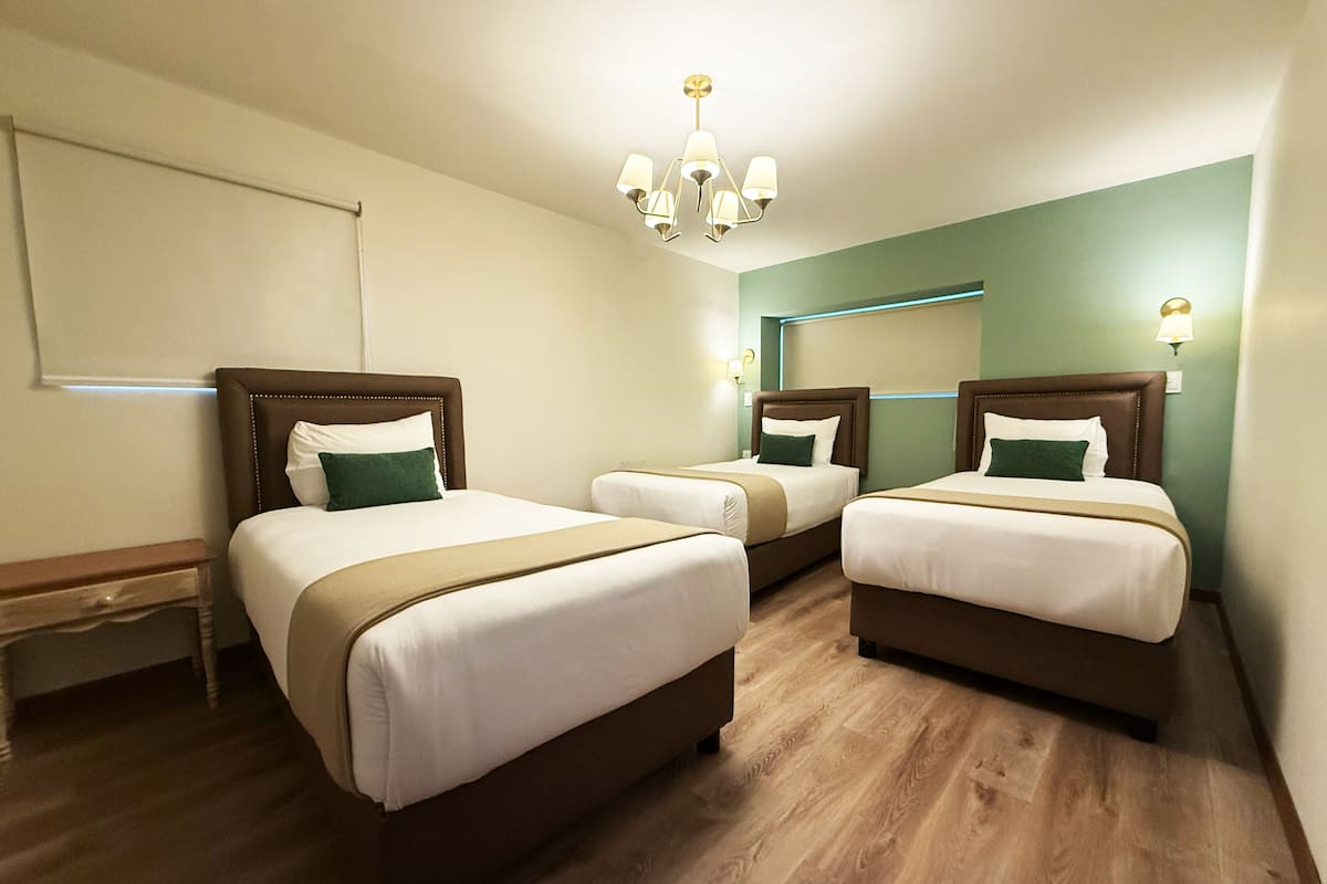 Kamar Triple Deluks | Brankas, meja kerja, Wi-Fi gratis, dan seprai linen