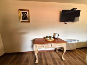 Tremannsrom – deluxe | Oppholdsområde | LED-TV