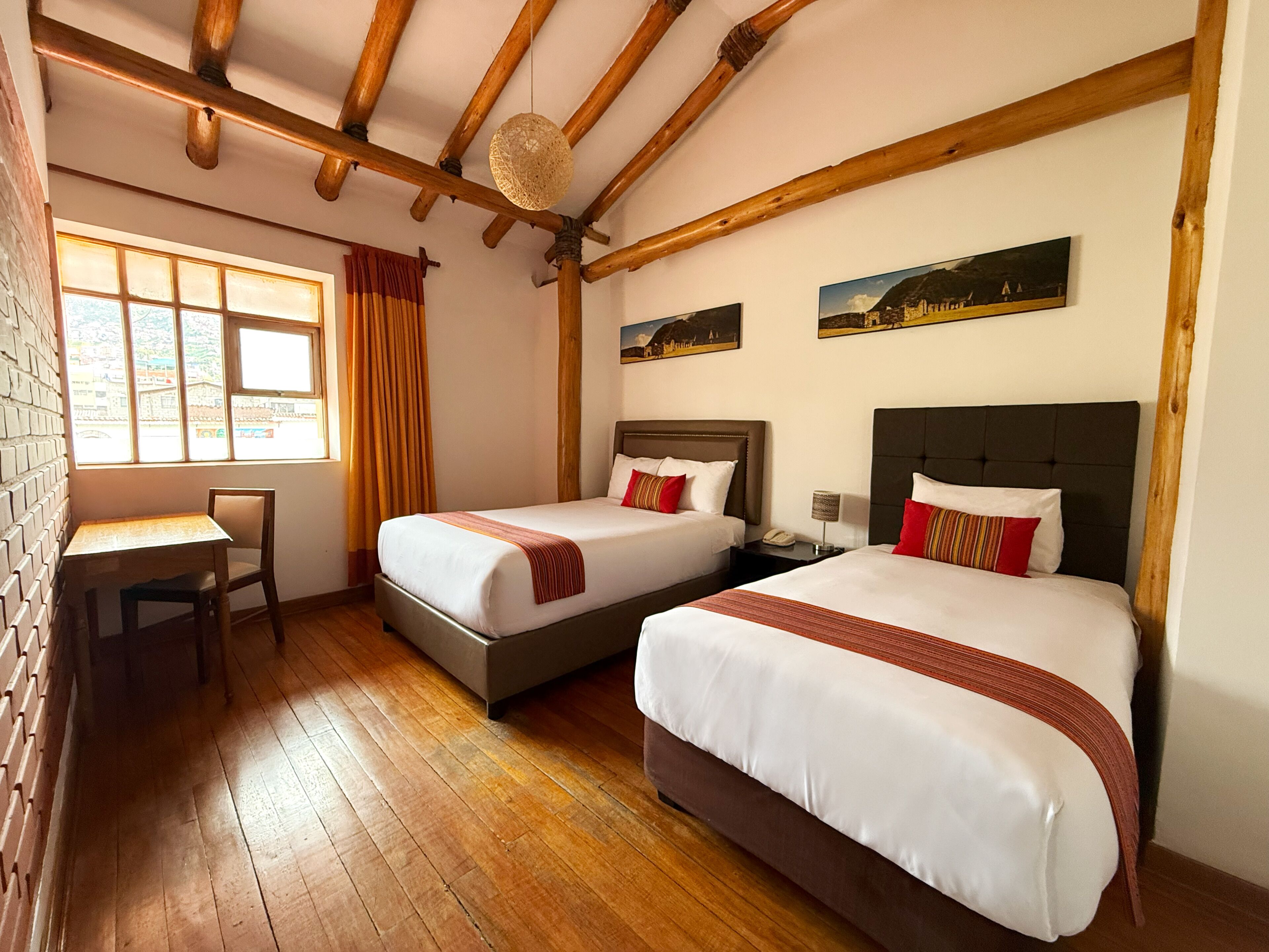 Camera con 2 letti singoli | Una cassaforte in camera, una scrivania, Wi-Fi gratuito, lenzuola