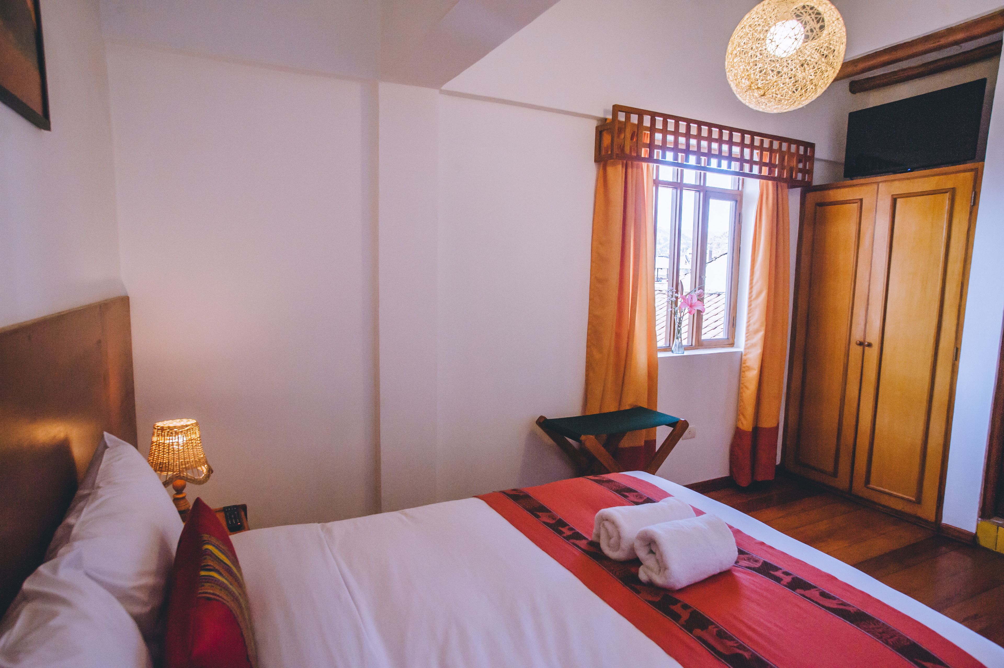 Safe på rommet, skrivebord, wi-fi (inkludert) og sengetøy