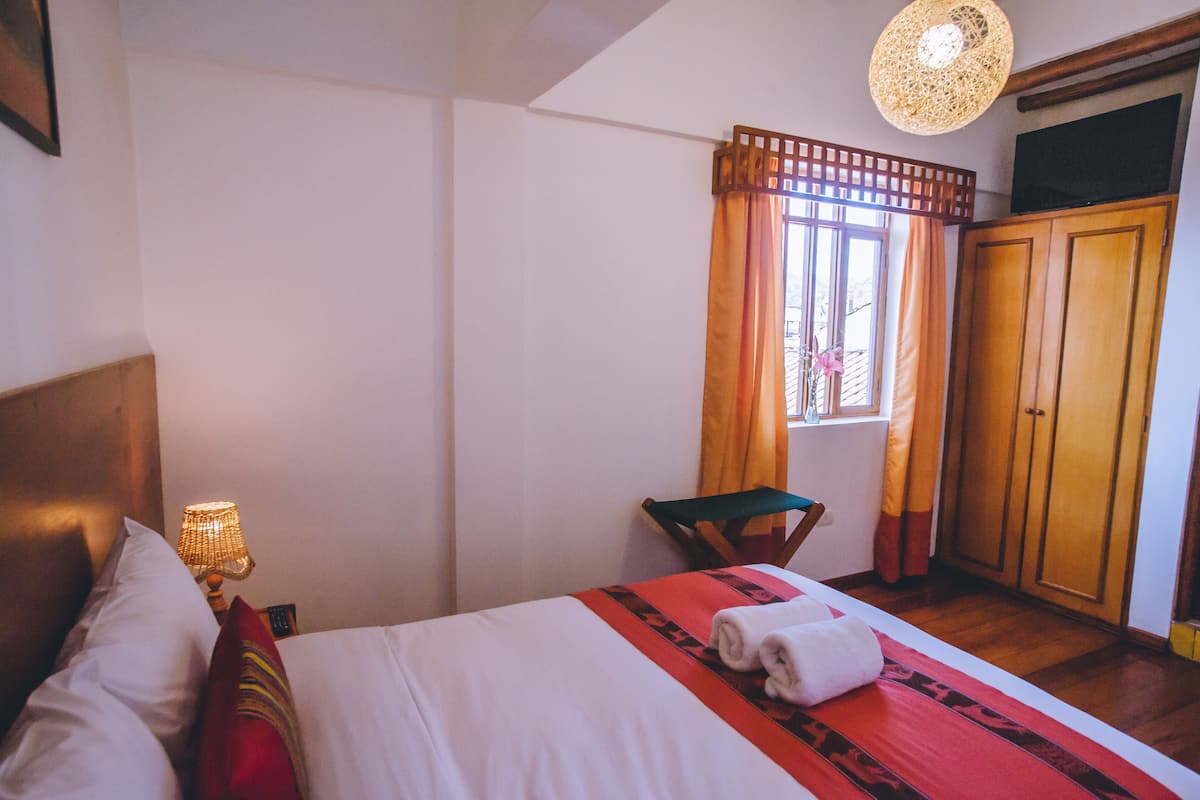 Safe på rommet, skrivebord, wi-fi (inkludert) og sengetøy