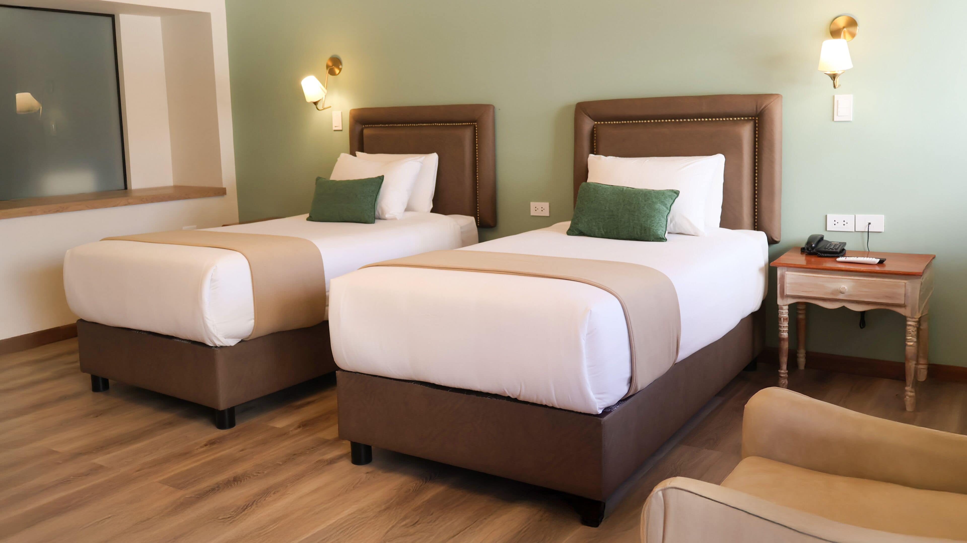 Habitación superior con 2 camas individuales | Caja de seguridad en la habitación, escritorio y wifi gratis 