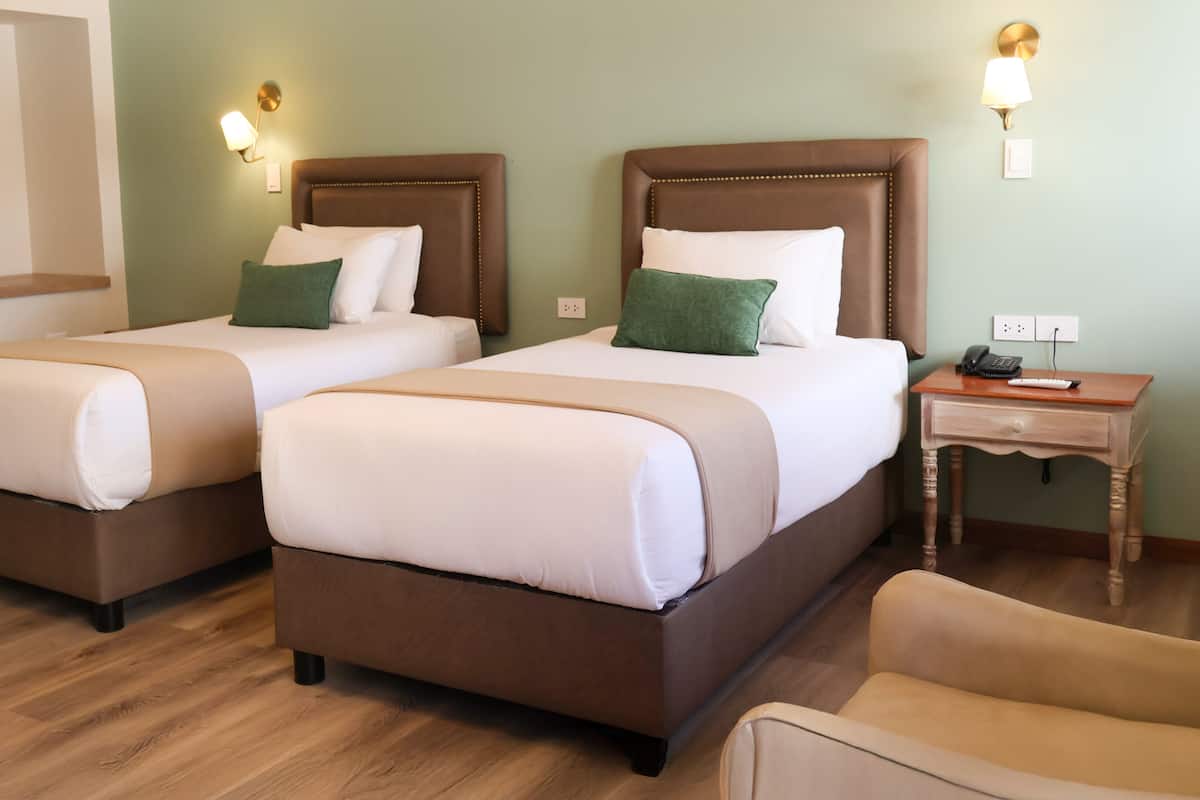 Tomannsrom – superior | Safe på rommet, skrivebord, wi-fi (inkludert) og sengetøy