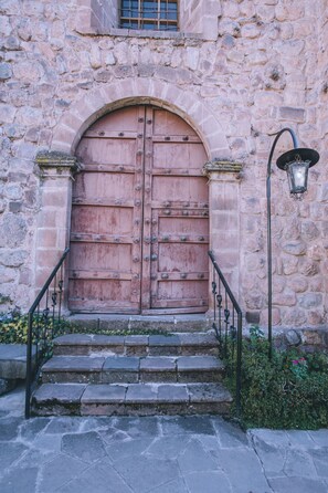 Property entrance - Hotel Monasterio San Pedro (Cusco)