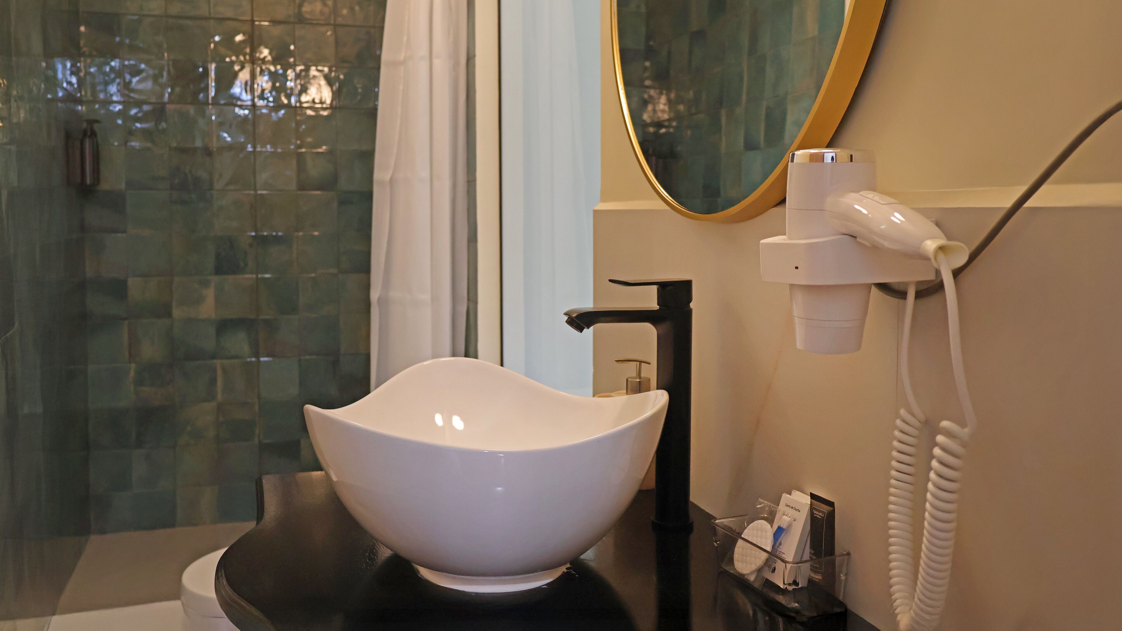 豪華開放式套房 | 浴室 | 淋浴設備、免費盥洗用品、吹風機、毛巾