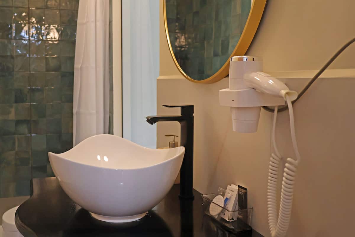 Suite estudio Deluxe | Baño | Regadera, amenidades de baño gratuitas, secadora de cabello, toallas