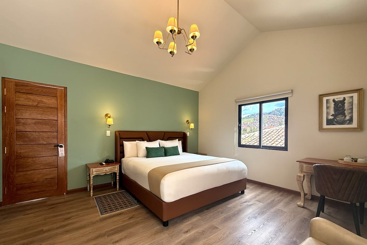 Studiosvit - balkong - utsikt mot trädgården (Suite Balcon) | Värdeförvaringsskåp på rummet, skrivbord, gratis wi-fi och sängkläder