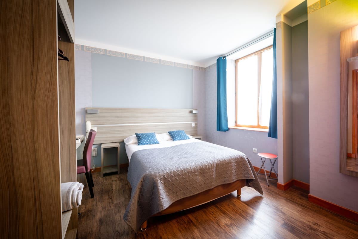 standard double room | desk, soundproofing, iron/ironing board, free cots/infant beds