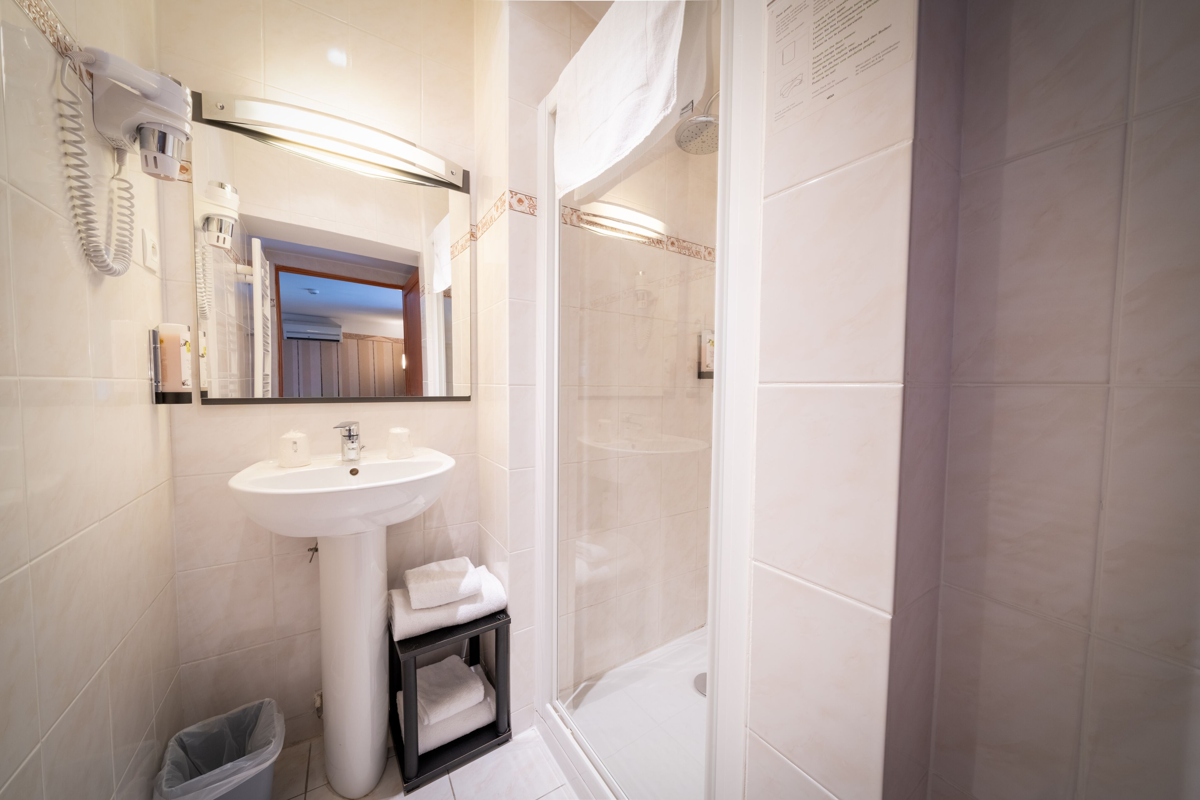 standard single room | bathroom | free toiletries, hair dryer, towels
