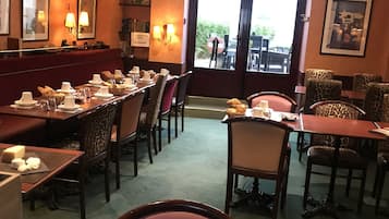 Petit déjeuner continental (10.00 EUR par personne)