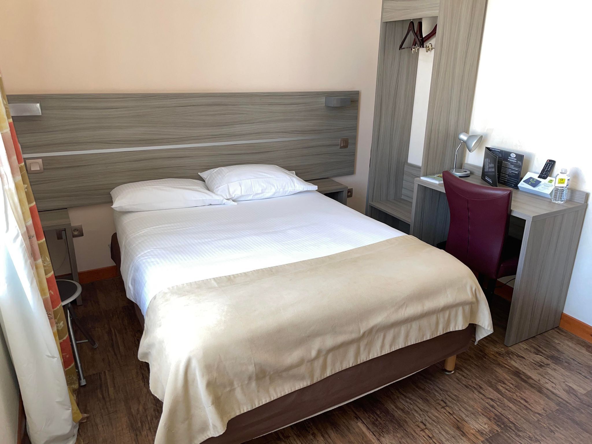 Singola Standard | Una scrivania, tende oscuranti, insonorizzazione, ferro/asse da stiro