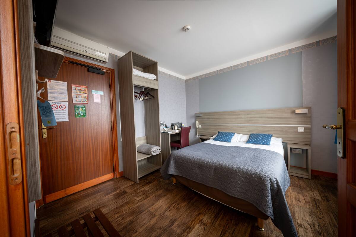 standard double room | desk, soundproofing, iron/ironing board, free cots/infant beds