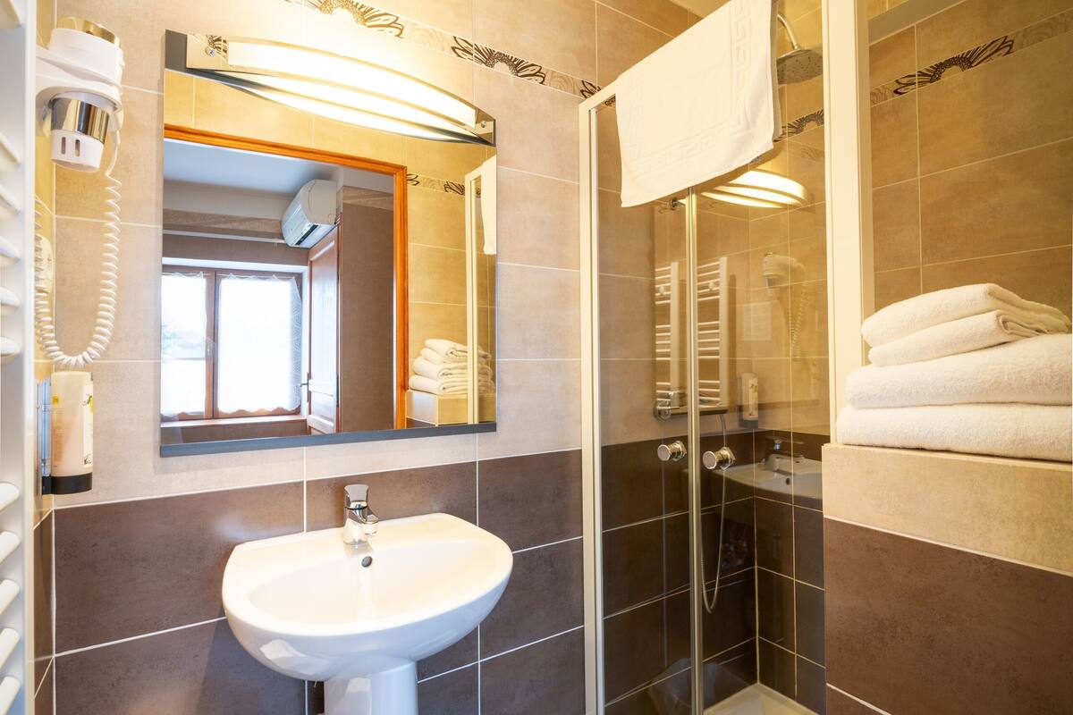 standard quadruple room | bathroom | free toiletries, hair dryer, towels