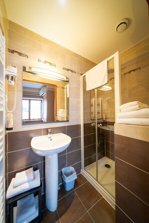 Standard Quadruple Room | Bathroom | Free toiletries, hair dryer, towels - Au Relais Nivernais (Nevers)