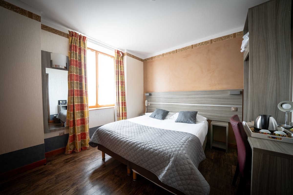 standard single room | desk, soundproofing, iron/ironing board, free cots/infant beds