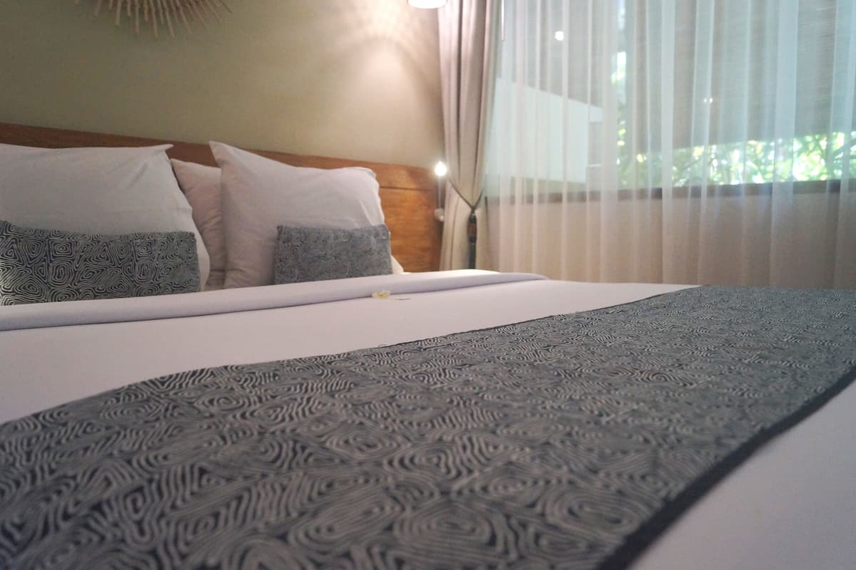 Kamar Keluarga | Seprai premium, minibar, brankas, dan meja kerja