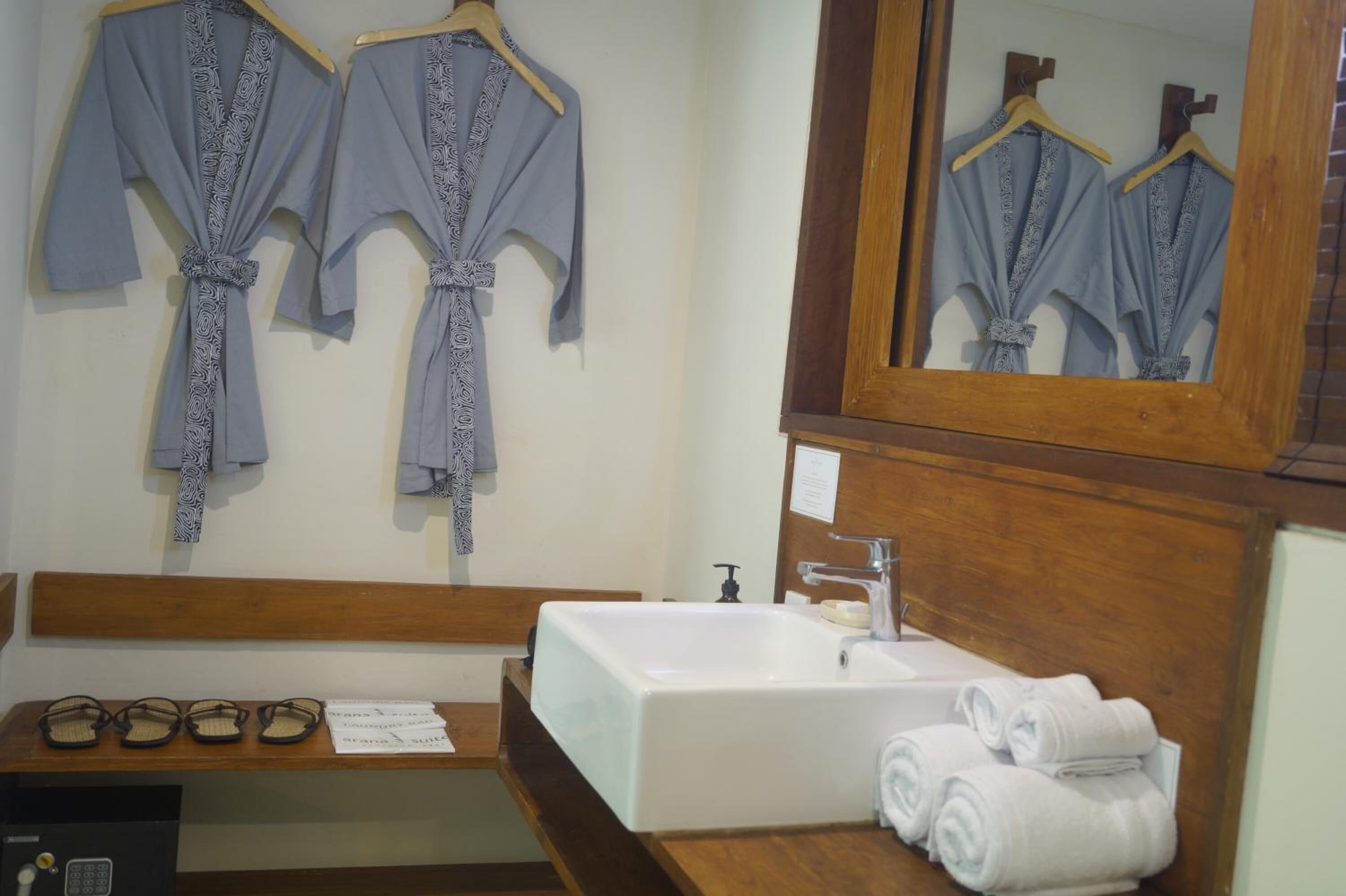 shower, rainfall showerhead, free toiletries, hair dryer