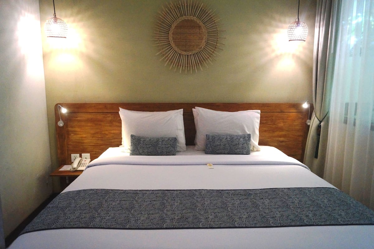 Deluxe Room | Premium bedding, minibar, in-room safe, individually decorated