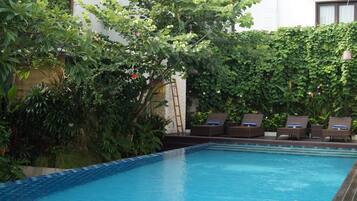 حمّام سباحة خارجي، مقاعد للتشمس