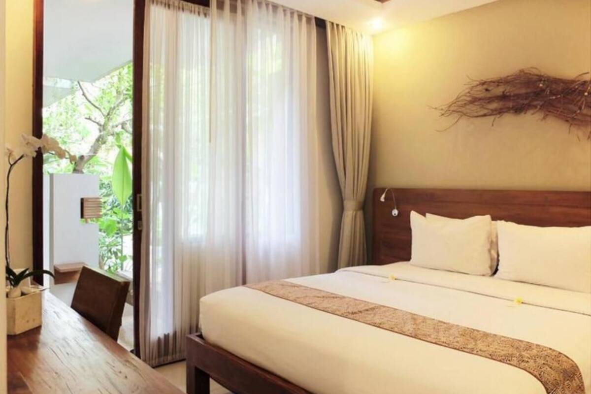 Seprai premium, minibar, brankas, dan meja kerja