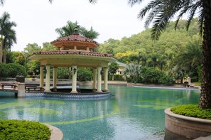 Una piscina al aire libre
