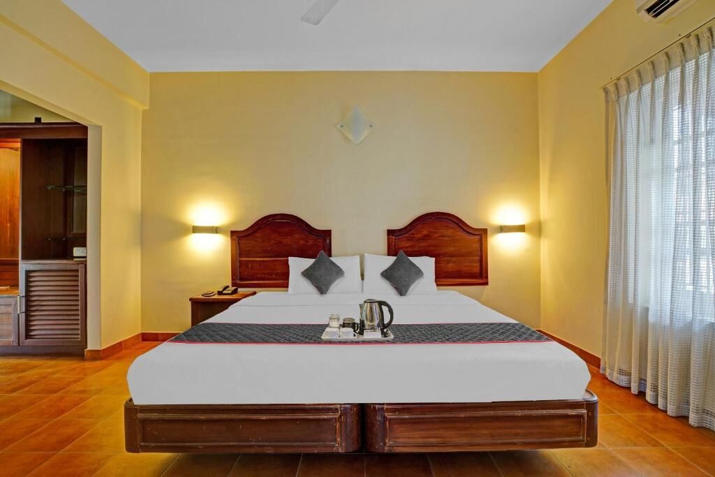 deluxe double or twin room | bathroom | shower, rainfall showerhead, free toiletries, hair dryer